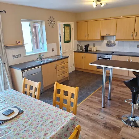 4 Bed House Ideal To Explore & The West בית נופש