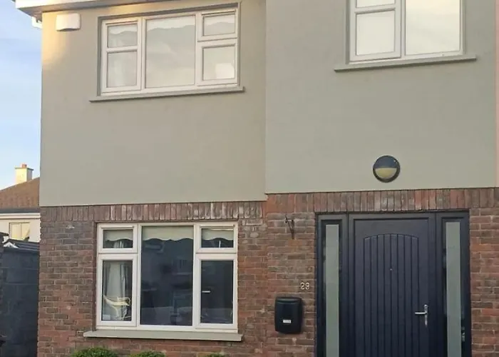 4 Bed House Ideal To Explore & The West